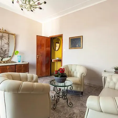 Apartment Floor Near Historic Fortino *
